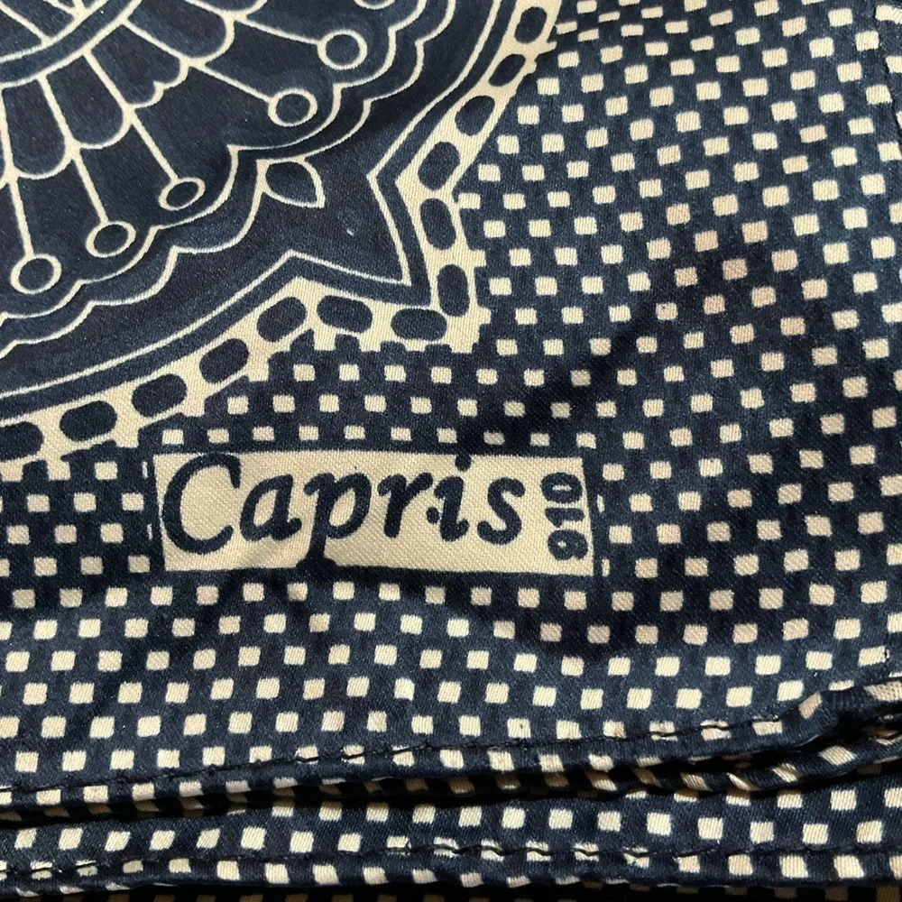 Capris 910 Vintage Square Scarf